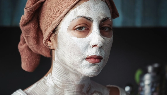 Mujer en casa planeando su día entre trabajo, ejercicio y actividades cotidianas.