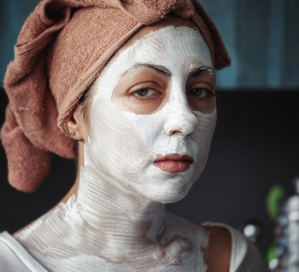 Mujer en casa planeando su día entre trabajo, ejercicio y actividades cotidianas.