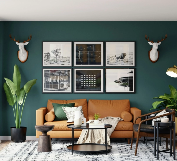 Decorar sala moderna funcional: sofá, plantas y cuadros en pared, diseñada para un estilo de vida práctico y ordenado.