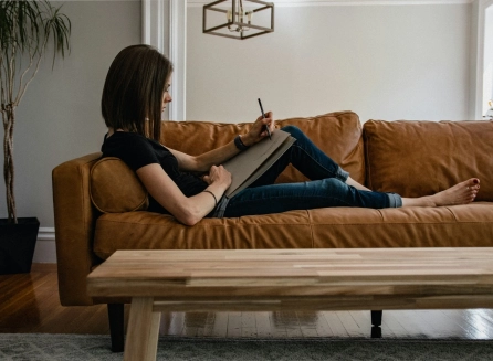 Mujer joven viviendo sola y disfrutando su espacio personal en casa