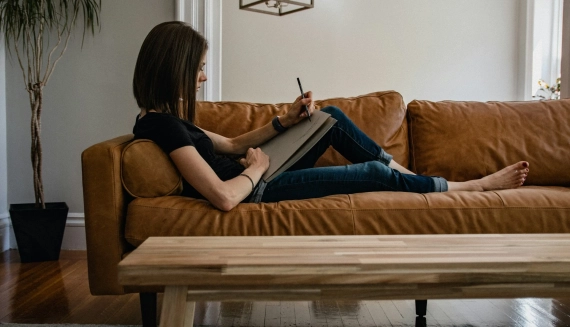 Mujer joven viviendo sola y disfrutando su espacio personal en casa